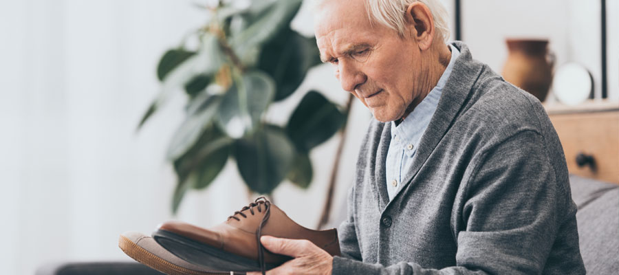 personne agee avec chaussure connectée