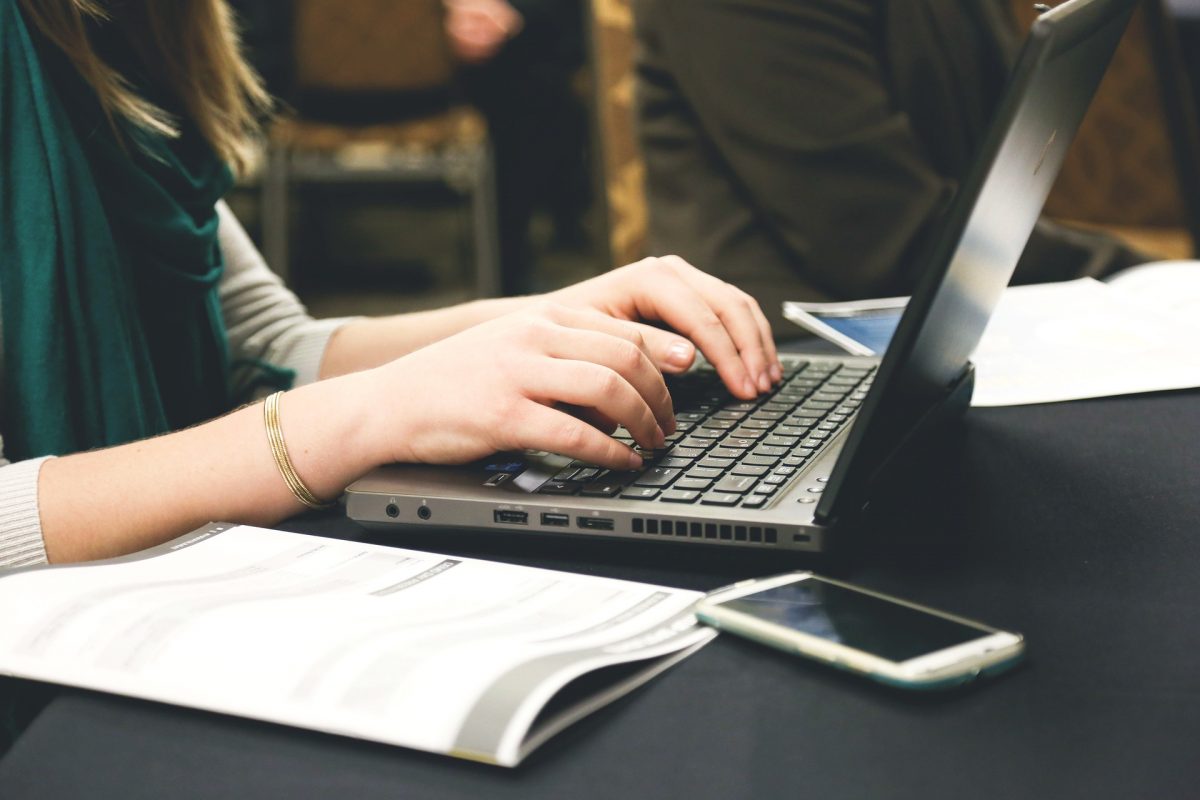 étudiant sur un pc portable