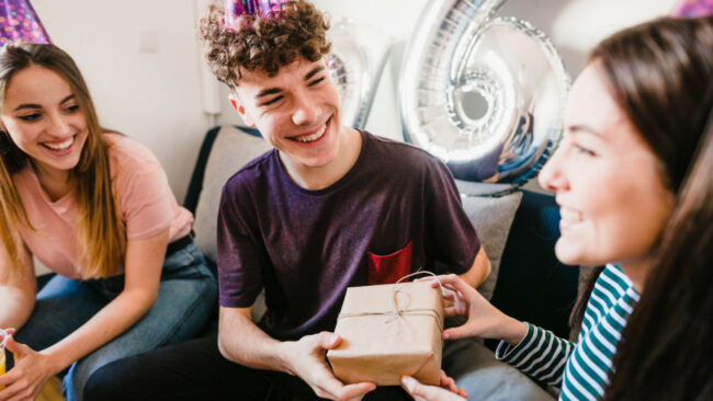Nos idées de cadeaux numériques pour ado qui marchent à tous les coups